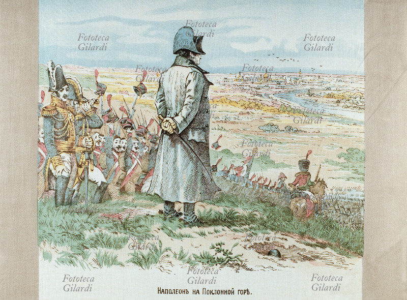 NAPOLEONE (1769-1821) Campagna di Russia: Napoleone osserva la città di Mosca in lontananza, 1812. Rara serigrafia russa su fazzoletto di seta, XIX secolo