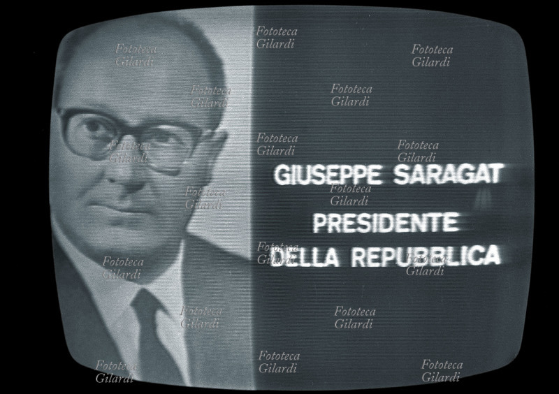 Giuseppe SARAGAT (19 settembre 1898 – 11 giugno 1988) dopo 21 votazioni in Parlamento è eletto Presidente della Repubblica Italiana. La notizia è diffusa in televisione il giorno stesso. Rimarrà in carica per l\