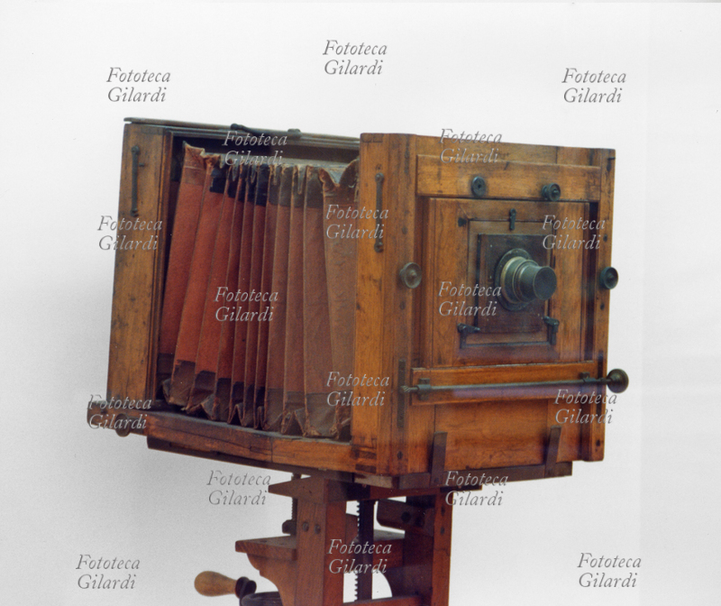 STORIA DELLA FOTOGRAFIA Museo della Scienza e della Tecnica di Milano, sezione di Storia della fotografia. Macchina a banco ottico in legno. Veduta frontale. Italia, fine del XIX secolo.