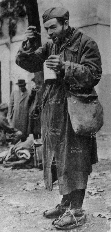 SECONDA GUERRA MONDIALE Soldato italiano reduce dalla Russia, nel campo di raccolta di Pescantina (Verona), mangia in piedi dalla gavetta. La città di Pescantina è stata decorata con la medaglia d\