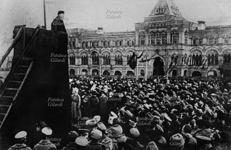 Vladimir Ilic LENIN (1870-1924) Celebratory rally in Moscow, on Red Square. A clever photomontage has improved the background and filled the square with the public, haggard in the original shot. The photo thus modified can be disseminated for propaganda (see # 10086). USSR November 7, 1918