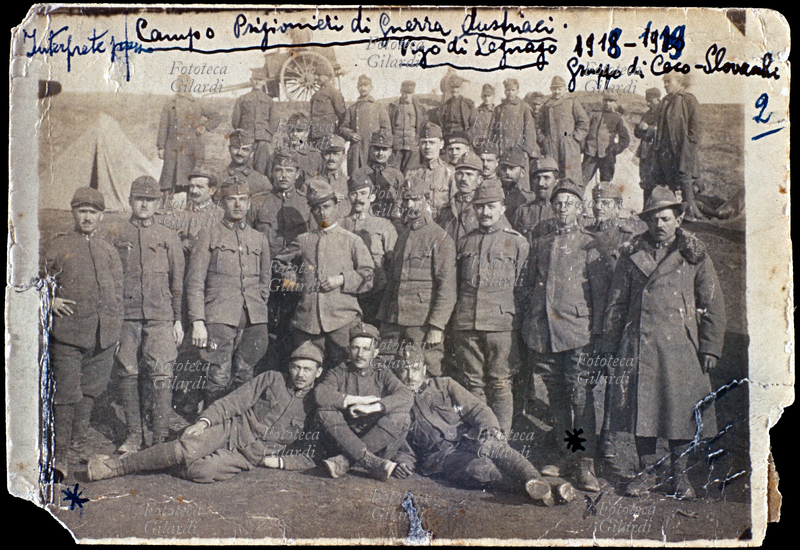 PRIMA GUERRA MONDIALE Campo prigionieri di guerra austriaci, gruppo di Ceco-Slovacchi con interprete. Foto di gruppo, Vigo di Legnago (VR), 1918-1919