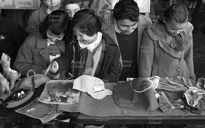 IV CONGRESSO della CGIL riunito a Roma EUR. Un gruppetto di bambini visitano la mostra di disegni, quadri, ceramiche, costruzioni, maglierie, ricami, giocattoli e quant\
