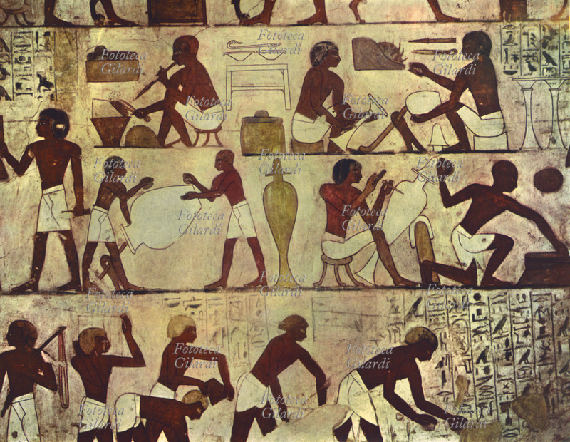 ANTICO EGITTO MESTIERI Affresco nella tomba del Visir Rekhmiré raffigurante in alto, degli orefici al lavoro ed in basso dei costruttori di mattoni; XVIII dinastia.