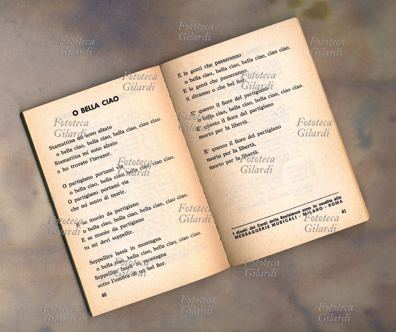 Canti della RESISTENZA. Doppia pagina di paroliere delle canzoni della Resistenza italiana edito dalle edizioni musicali Bella Ciao di Milano, 1965