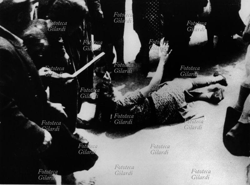 ANTISEMITISMO linciaggio di quattro insegnanti ebree ad opera di alcuni cosiddetti "collaborazionisti" tra la popolazione cittadina di Leopoli: alla rottura del patto Molotov-Ribbentrop, appena le truppe sovietiche hanno abbandonato la città già conquistata alla Polonia e ora invasa dai tedeschi, eccitati dalle sopraggiunte SS i filonazisti sprofondano nella tragicamente consueta pratica del pogroom. In quattro settimane, fra giugno e luglio, la furia antisemita ha provocato 4000 morti. Nell\