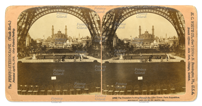 ESPOSIZIONE di Parigi, Veduta fotografica del Trocadero attraverso la base della Torre Eiffel. Fotografia stereoscopica 1900