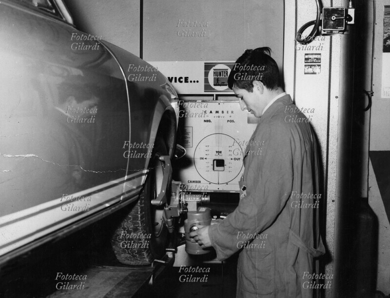 GOMMISTA giovane al lavoro nel laboratorio assetto avantreno. Milano, 1967.
