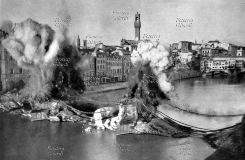 SECONDA GUERRA MONDIALE Bombardamento tedesco distrugge il ponte della Santa Trinità a Firenze, estate 1944