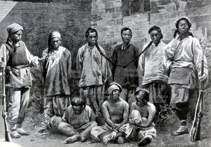 RIVOLTA DEI BOXERS Prigionieri Boxers nella missione cattolica di Ho-Nan-Sud, fotografati da padre Giovanni Bricco. Cina 1901
