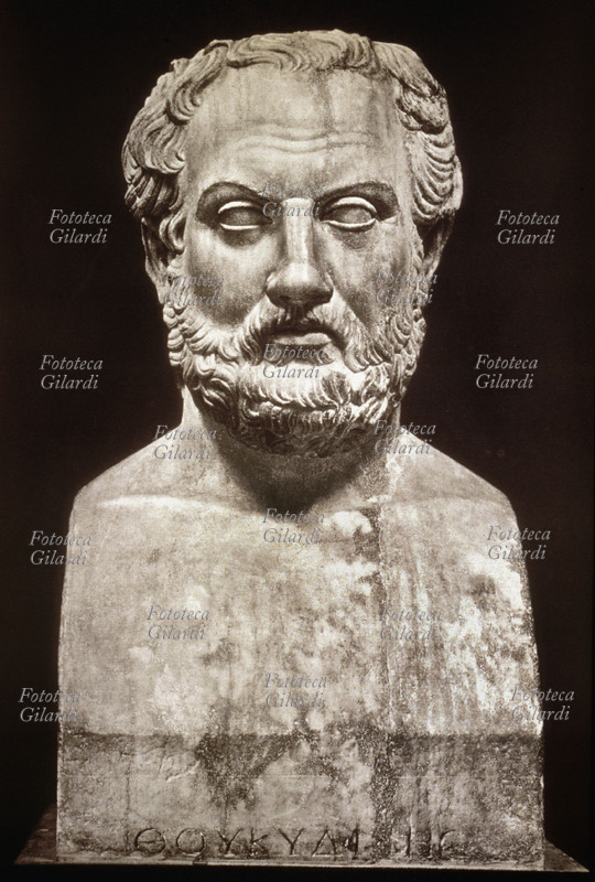 TUCIDIDE (Atene 460-404 a.C.) storico greco, stratega, fu esiliato per presunti errori tattici nella difesa di Anfipoli in Tracia contro lo spartano Brasida. Nei venti anni di esilio scrisse \