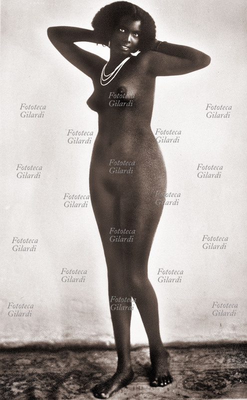 Young EROTICA African, only dressed of necklaces, reprocesses frontally with the arms which crossed behind the nape. Photography executed from Italian, Asmara 1935-36.