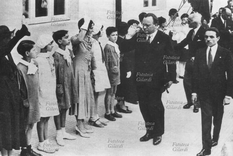 ITALIA 1931 Arnaldo Mussolini (11 gennaio 1885 – 21 dicembre 1931) saluta gli alunni e gli insegnanti, all\