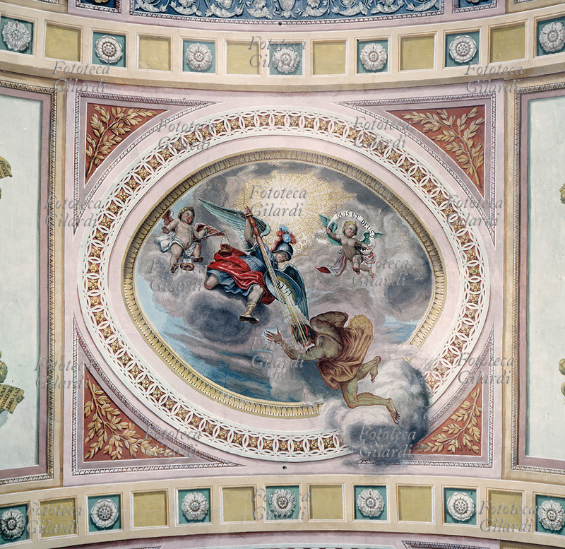 SAN MICHELE ARCANGELO scaccia Lucifero, al suo fianco un angelo tiene in mano la bilancia, simbolo della giustizia, e un altro il cartiglio con la traduzione latina del suo nome che dall\