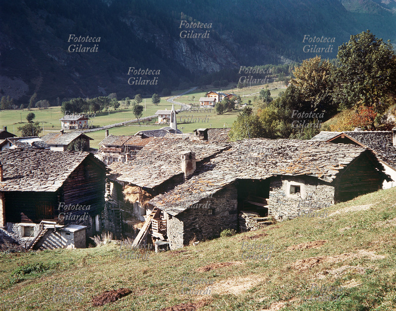 AOSTA veduta delle tipiche grange in Val d\