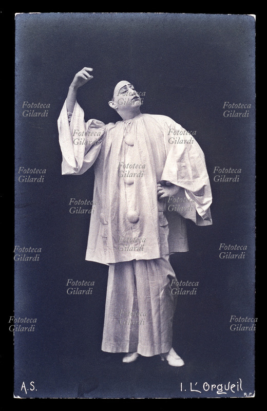 ORGOGLIO ( SUPERBIA ) attore in costume da Pierrot mima \