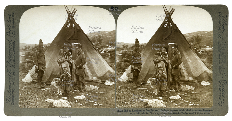 NORVEGIA famiglia Lappone davanti alla sua abitazione estiva nelle colline norvegesi, posa con il cane da slitta, Fotografia stereoscopica, Underwood & Underwood Publishers, New York 1905
