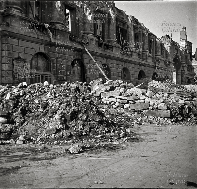 TERREMOTO CALABRO SICULO 1908 Veduta fotografica di una via della città con le rovine dei palazzi distrutti. Messina, 28 dicembre 1908