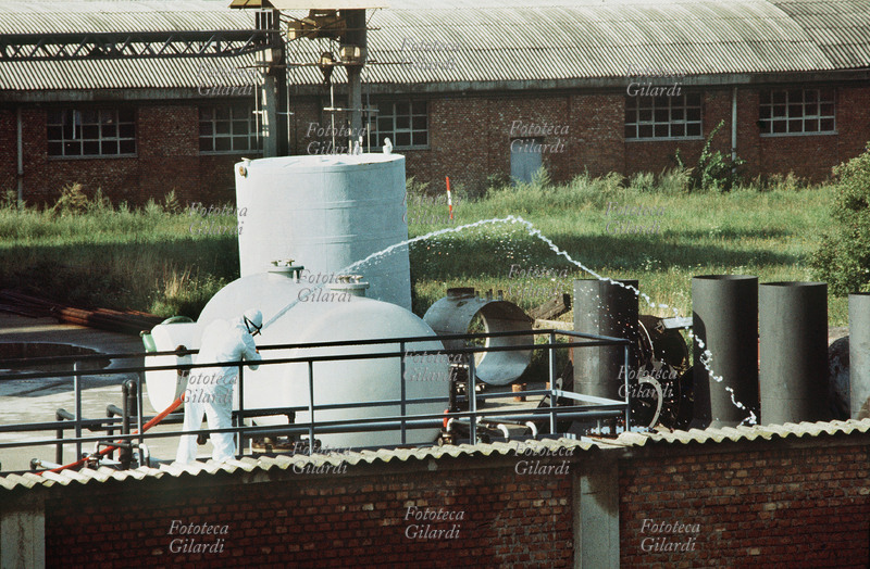 INQUINAMENTO Addetto alla di bonifica al lavoro nello stabilimento ICMESA. Il 10 luglio 1976 una nuvola di diossina fuoriuscì dallo stabilimento chimico di Seveso contaminando la zona provocando uno dei più grandi disastri ambientali. All\