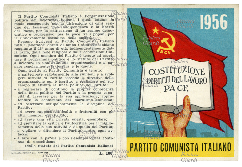 PCI La tessera del Partito Comunista Italiano del 1956. Davanti a tricolore e bandiera rossa, un libro aperto con il motto "Costituzione/ Diritti del Lavoro/ Pace". In quarta pagina una citazione dallo Statuto del Partito: "Il Partito Comunista Italiano è l\
