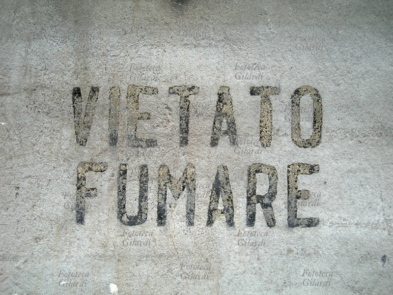 II GM MILANO Indicazione di VIETATO FUMARE, segnaletica dipinta all\