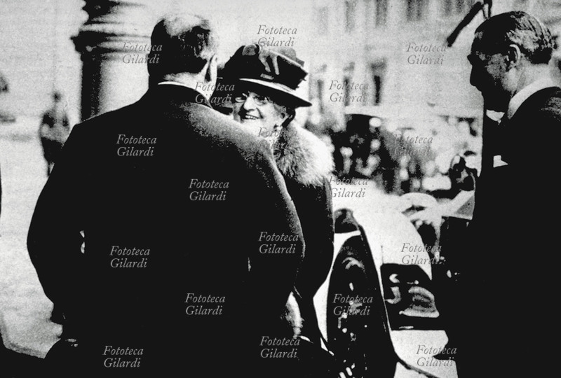 ITALIA 1926 Benito Mussolini conversa con la regina Margherita, già molto anziana, pochi mesi prima che si spegnesse. Italia, 1926.