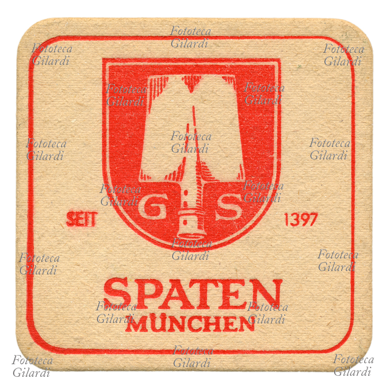 BIRRA sotto bicchiere con marchio Spaten, dello storico birrificio fondato nel 1397 a Monaco di Baviera, uno dei più antichi della Germania. Nel logo disegnato da Otto Hupp nel 1884 sono inserite una pala per malto (Spaten significa appunto vanga) e le lettere G e S come Gabriel Seldmayr, il regio birraio che nel 1807 ha acquistato e dato una svolta all\