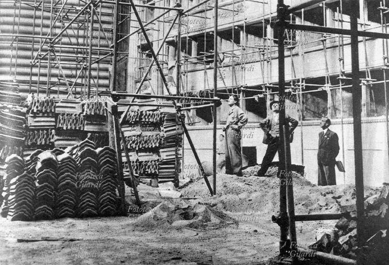 MILANO Dopoguerra: il restauro del Teatro alla Scala. Finita la guerra, inizia la ricostruzione della città devastata dai bombardamenti. All\