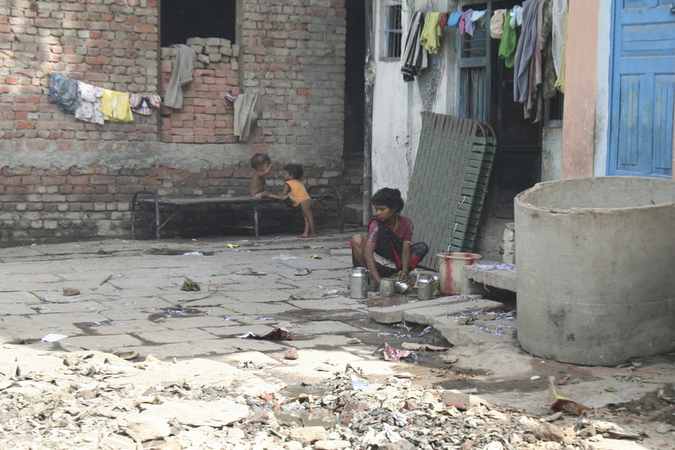 INDIA VARANASI VITA IN CORTILE MAMMA CON BAMBINI INDIA VARANASI VITA IN CORTILE MAMMA CON BAMBINI