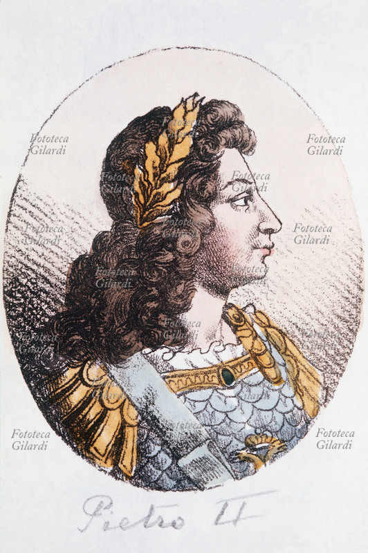 PIETRO II di Russia (23 ottobre 1715 – 30 gennaio 1730). Imperatore di Russia dal 8 maggio 1727 alla morte. Figlio dello zarevic Alessio e unico erede maschio dello zar Pietro il Grande, salì al trono a 11 anni alla morte di Caterina I dopo una lunga lotta tra la fazione aristocratica dei Dolgorukij e il Maresciallo A.D. Mensikov; morì di vaiolo dopo pochi anni. Ritratto di profilo incoronato d\