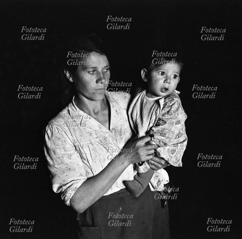 CASTELSARACENO (PZ) Madre con bambino ritratta nella suggestiva semioscurità della casa di un (una) maciaro(a). L\