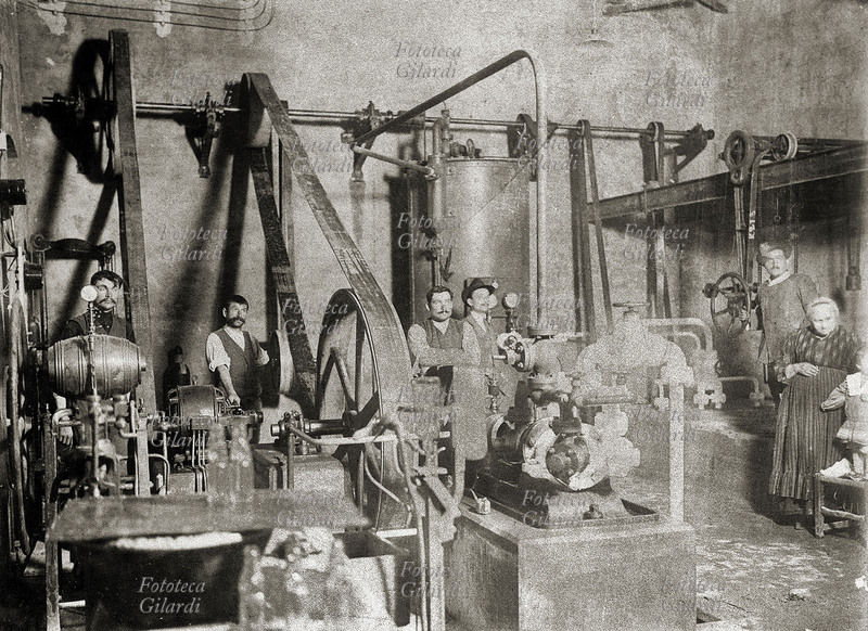 MESTIERI interno di un laboratorio artigiano adibito alla fabbrica del ghiaccio; al centro, con le braccia conserte, il proprietario signor Alberto Montesina la fabbrica era situata a Castell\