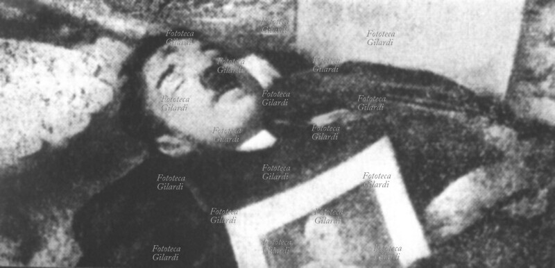 GERMANIA 30 aprile 1945. Hitler morto, impersonato da un attore, in un documentario russo che racconta le ultime ore del fuhrer. Rara immagine ripresa da opuscolo illustrato con i fotogrammi del documentario. U.R.S.S. XX secolo.