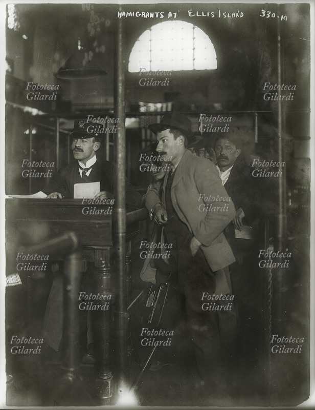 EMIGRAZIONE Immigrati negli uffici di accoglienza a Ellis Island. Fotografia di anonimo, Stati Uniti d\