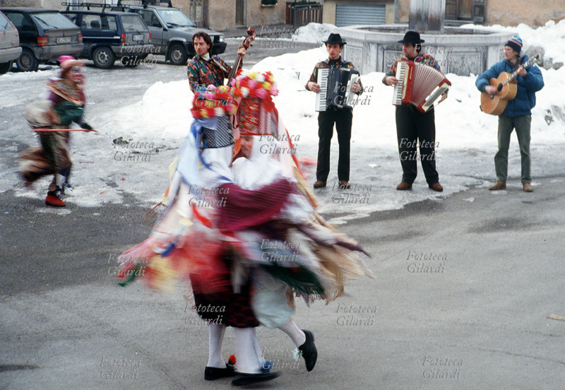 CARNEVALE DOSOLEDO Alle prime luci del giorno, i due mattaccini si incontrano con il salto propiziatorio, dopo aver ruotato. Li accompagna l\