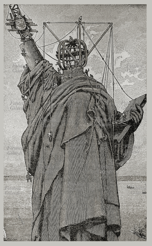 NEW YORK si assemblano i pezzi della colossale statua della Libertà, arrivati dalla Francia. La costruzione della statua durò 14 anni. Fu realizzata in Francia nell\