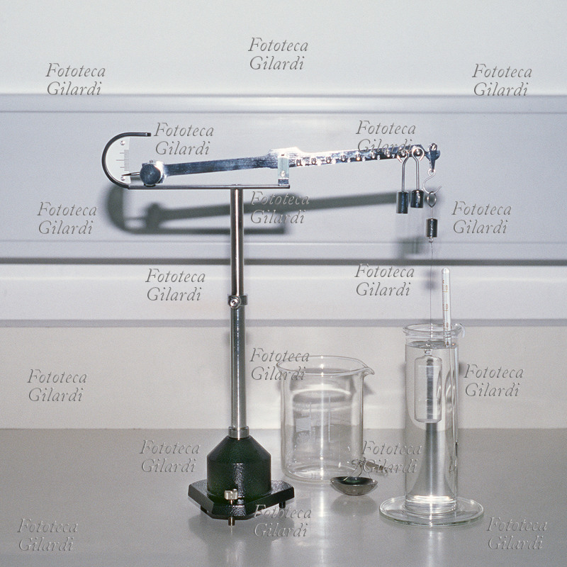 BILANCIA idrostatica di Westphal-Mohr per la determinazione del peso specifico dei liquidi e dei solidi alla 4a decimale. Fotografia, 1994 circa