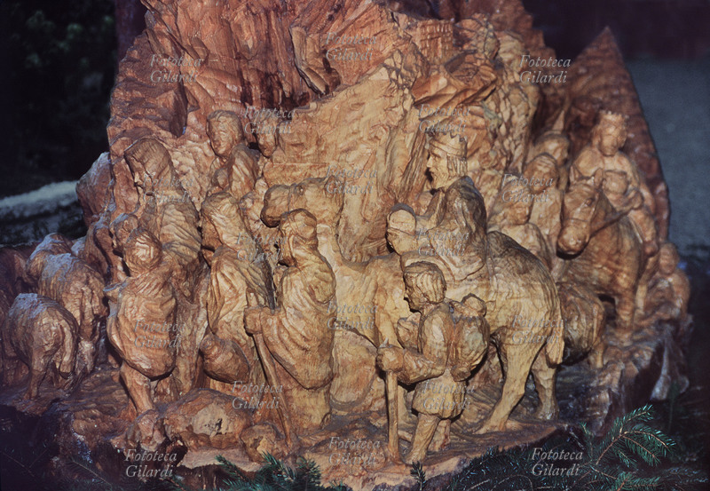 PRESEPIO artigianale intagliato in un tronco di pino. Dettaglio dell\