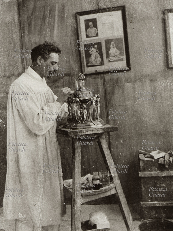 Giovanni MAYER (1863-1943) scultore triestino. Ritratto di anonimo mentre è al lavoro nel suo atelier, dal fondo fotografico "Società dei Reduci delle Patrie Battaglie", Italia 1911 circa.Citare nel credit: "su concessione del Ministero della Cultura – Direzione regionale Musei dell’Emilia-Romagna".