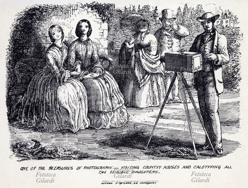 STORIA DELLA FOTOGRAFIA One of the Pleasures of Photography... Una delle gioie della fotografia: visitare le tenute di campagna e fotografare tutte le figliole che lo meritano. Illustrazione dal trattatello umoristico intitolato "Photographic Pleasures. Popularly portrayed with pen and pencils", di Cuthbert Bede, B.A. (nome d\