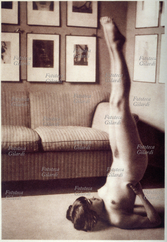 EROS ragazza in posizione ginnica appoggiata con le spalle a terra e le gambe tese verso l\