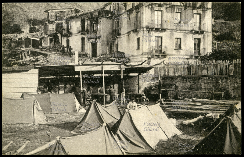 TERREMOTO Calabro-Siculo del 1908. Bagnara (Calabria), accampamento militare. Il terribile sisma di magnitudo 7,2 ha contato fra le 90.000 e le 120.000 vittime in tutta la zona colpita. Cartolina postale da una serie edita dalla Croce Rossa a sottoscrizione per i terremotati, sistema mediatico pionieristico per la raccolta dei fondi a favore delle vittime di catastrofe naturale, che nell\