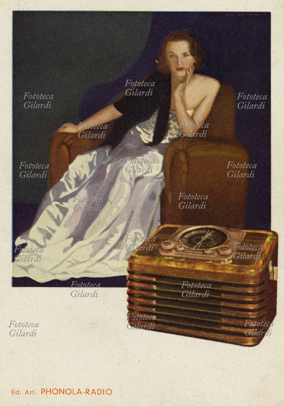 RADIO Phonola Radio modello 533, immagine pubblicitaria. Giovane donna vestita da sera, in bianco e nero, ascolta la radio seduta in una comoda poltrona di pelle. Fotolitografia da illustrazione di Giovanni Nanni (1888 - 1969), Milano 1920 - 1930.