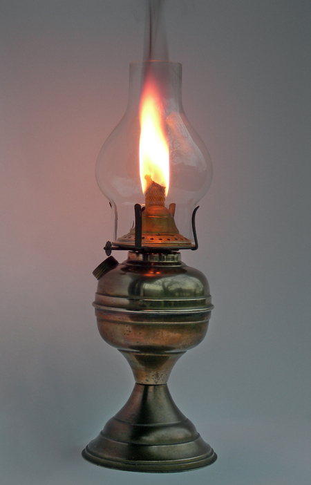 LAMPADA OLIO PETROLIO ACCESA CON FIAMMA ALTA LAMPADA OLIO PETROLIO ACCESA CON FIAMMA ALTA