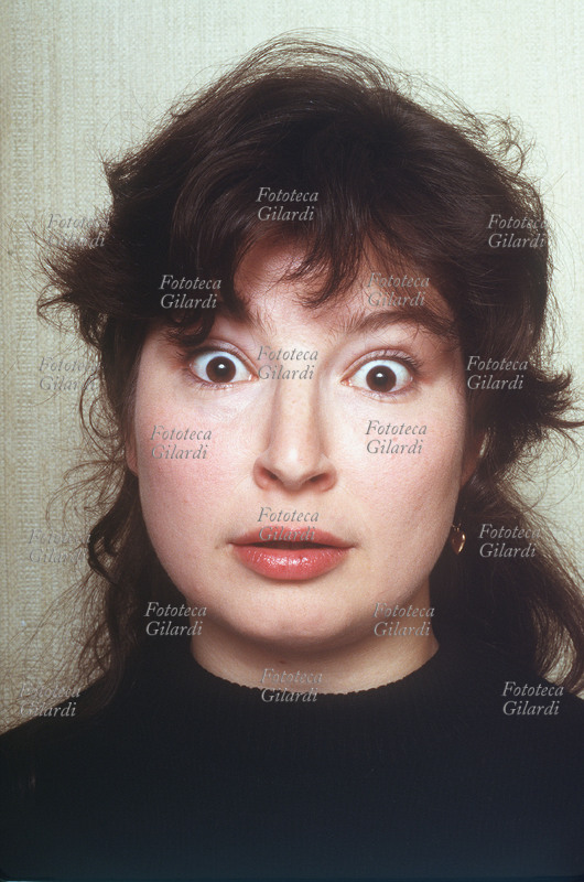ESPRESSIONI Volto che esprime sorpresa, stupore. Modella Lavinia, fotografia di Elena Piccini, Milano 1996.