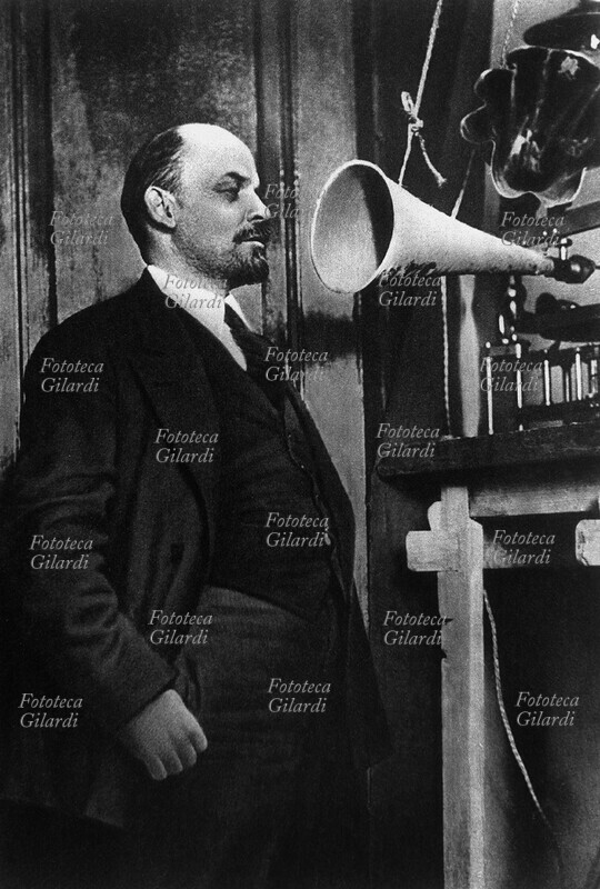 LENIN records on disc its participation to the conference of III International (the disc came then sold all over the world: today a rarity) Moscow, 29 March 1919.