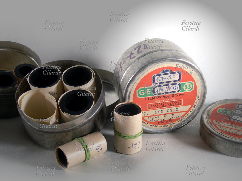 FOTOGRAFIA scatolette in alluminio che contenevano originariamente l\