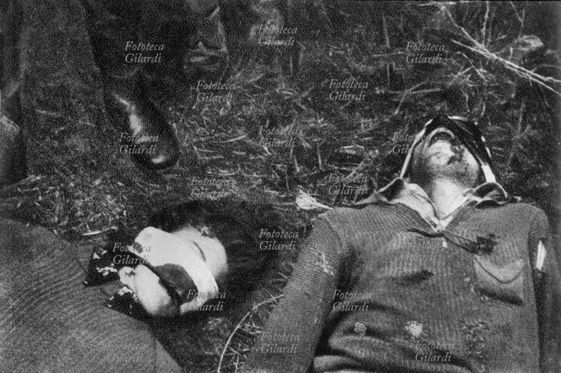 II GUERRA MONDIALE Corpi inerti dei due partigiani Franc Prijateli e Franca Janez, fucilati dalla formazione di camicie nere Montagna comandata dal capitano Guardio, territorio di Lubiana. Ultima drammatica immagine di una rara sequenza fotografica. Iugoslavia 25 luglio 1942