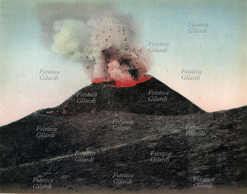 POMPEI "Vesuvio, il cratere", veduta fotografica da album di Ettore Ragozino. Stampa fotocollografica a colori, Italia, 1920 circa