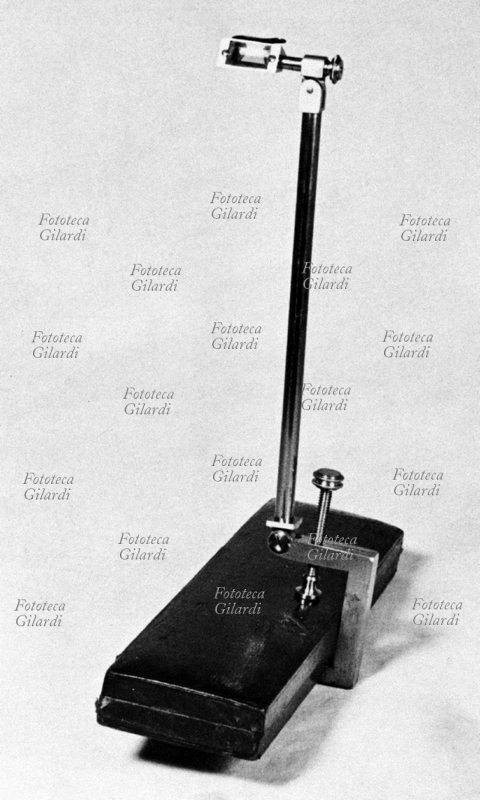 STORIA DELLA FOTOGRAFIA camera chiara brevettata nel 1807 dal chimico e fisico britannico William Hyde Wollaston (6 agosto 1766 – 22 dicembre 1828). Detta anche camera lucida, è un dispositivo ottico per la visualizzazione delle immagini dal vero sulla superficie sulla quale si sta disegnando, ad uso degli artisti. Regno Unito, circa 1810.